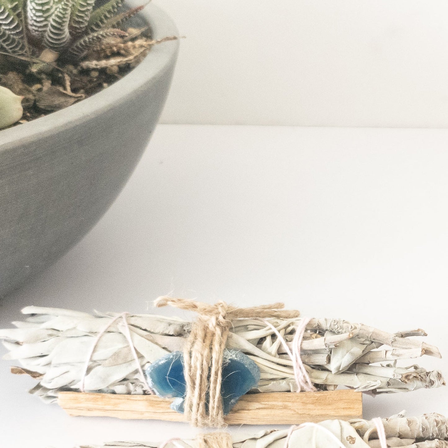 Palo Santo, Sage & Crystal Smudging Bundle - Mialuxx.beauty