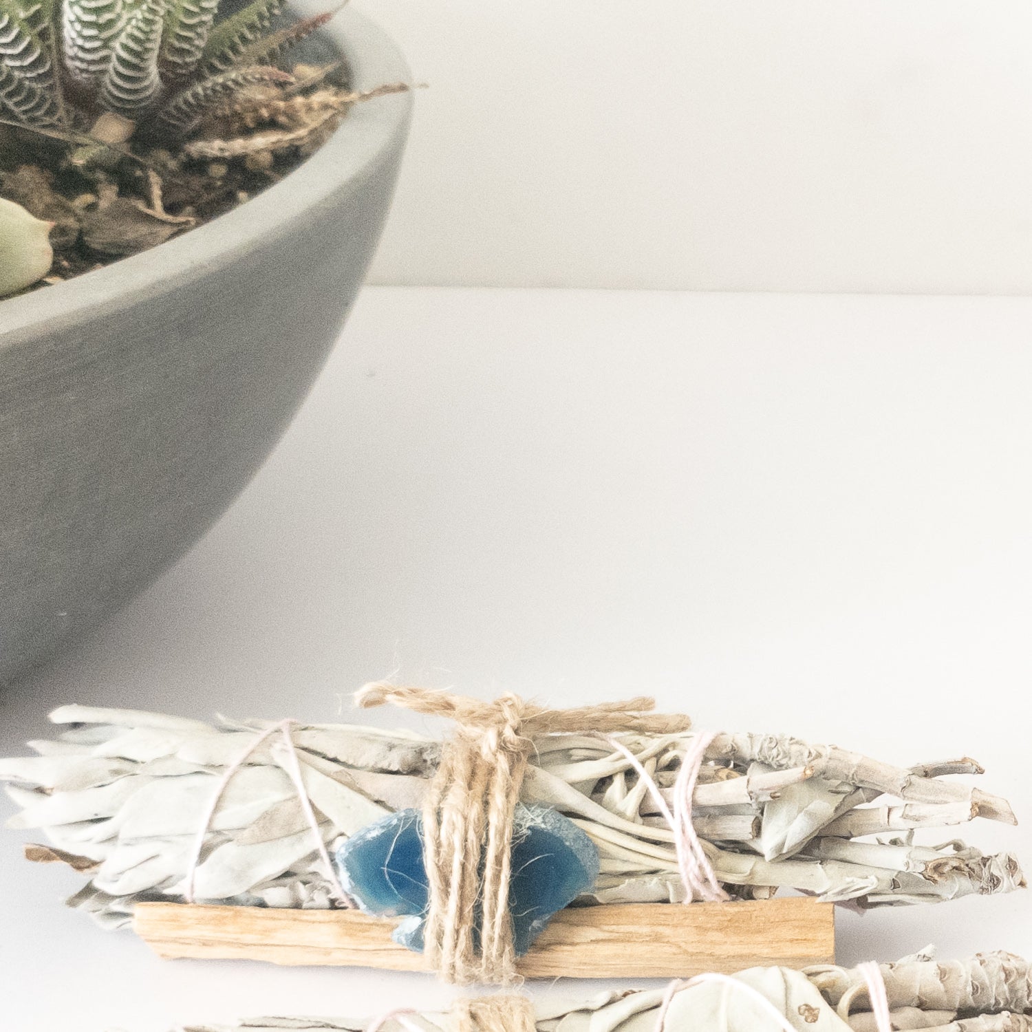 Palo Santo, Sage & Crystal Smudging Bundle - Mialuxx.beauty